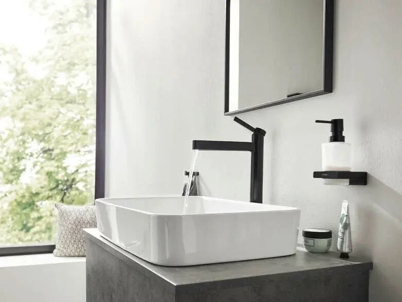 Дозатор жидкого мыла с держателем, черный Hansgrohe AddStoris 41745670